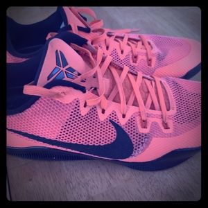 Men's basketball shoe